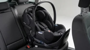 Cadeirinha de carro para bebê — cadeirinha evolutiva instalada no banco do carro com cinto de segurança visível